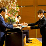 学業優秀賞・保健看護学部・賞状授与 学業優秀賞・保健看護学部・賞状授与